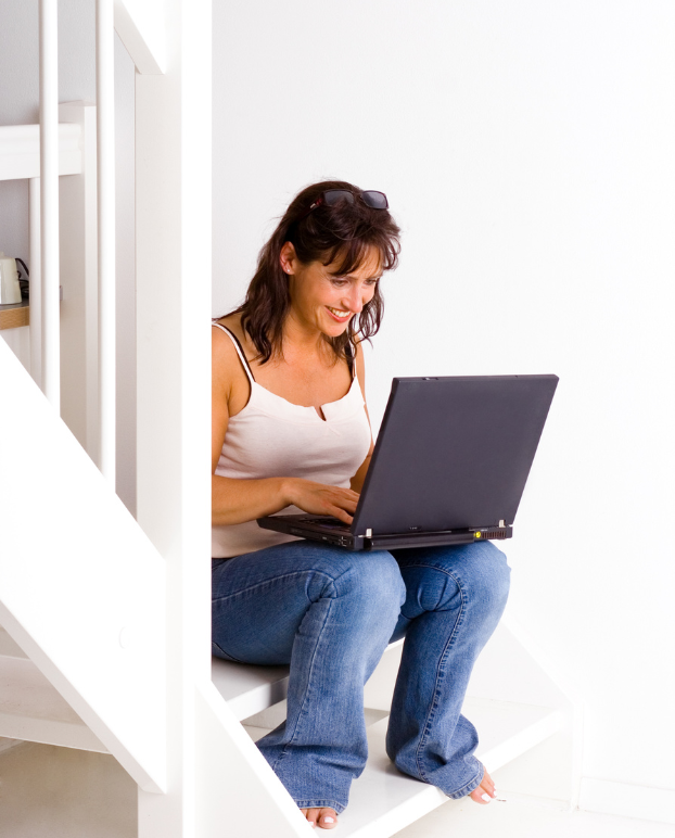 joven en la escalera con computador portatil